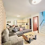 Maisonette For Rent In The Center Of 펜션